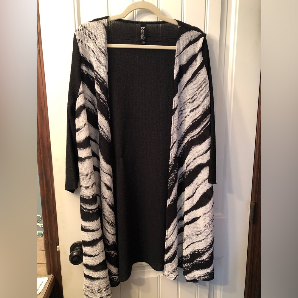 berek Black and White Zebra-Pattern Open-Front Cardigan
